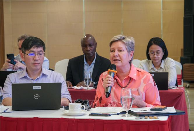 Mrs. Kathleen A.Whimp, Country Manager of the World Bank Project, talking at the meeting.