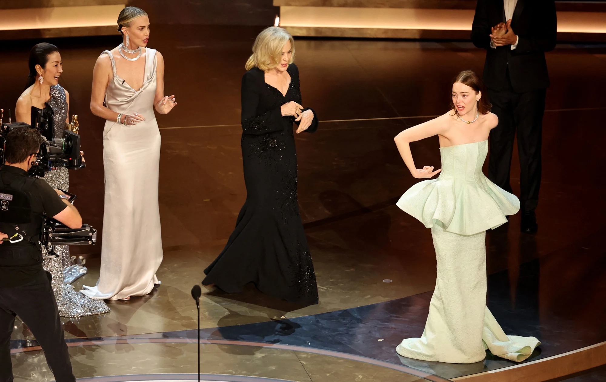 Emma Stone bị bục váy khi lên sân khấu ở Oscar, chính chủ thừa nhận nguyên nhân không ngờ- Ảnh 3.
