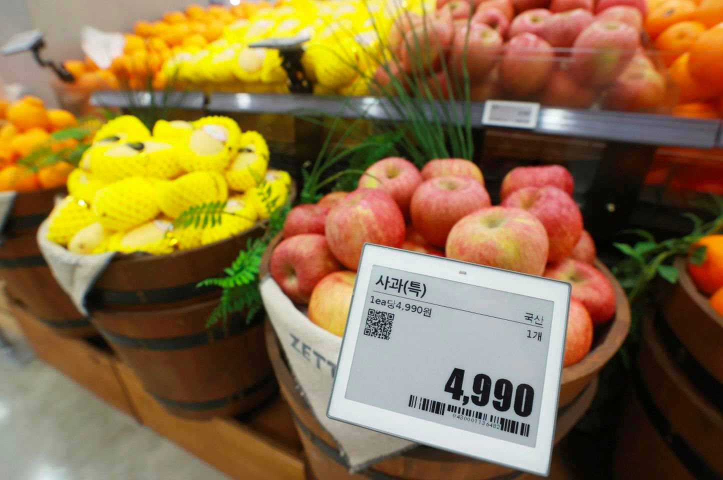 ‘Buồn’ của Hàn Quốc: Là nền kinh tế hàng đầu châu Á nhưng người dân mua trái cây cũng phải 'nâng lên hạ xuống', muốn ăn 1 quả táo phải trả tới 94.000 đồng- Ảnh 2.