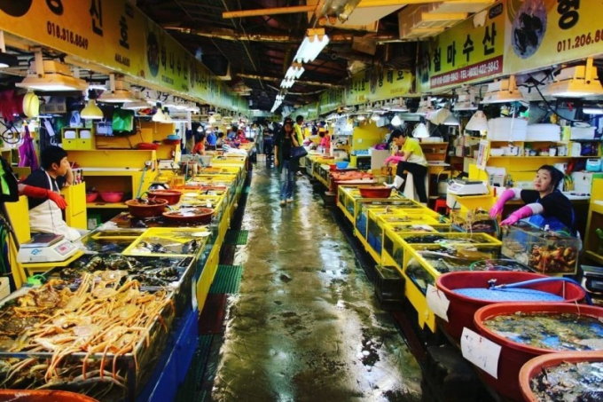 Khách hàng tố tiểu thương chợ hải sản 