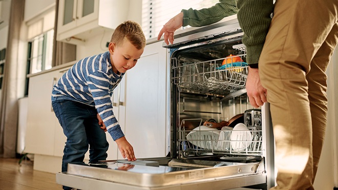 Vì sao không nên dùng nước rửa chén thông thường cho máy rửa bát? Hãy dùng viên rửa chuyên dụng nếu không muốn biến nhà bếp thành mớ hỗn độn- Ảnh 2.