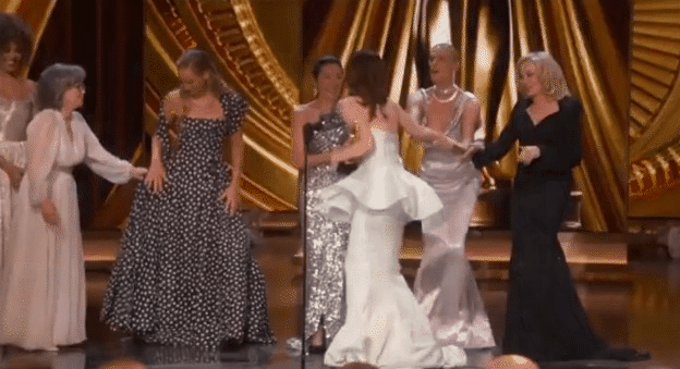 Emma Stone bị bục váy khi lên sân khấu ở Oscar, chính chủ thừa nhận nguyên nhân không ngờ- Ảnh 4.