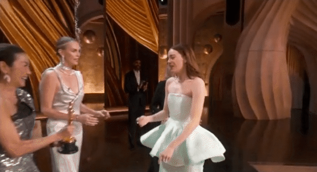Emma Stone bị bục váy khi lên sân khấu ở Oscar, chính chủ thừa nhận nguyên nhân không ngờ- Ảnh 6.