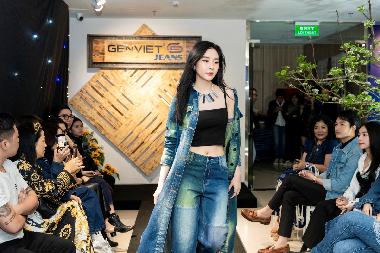 Độc lạ quần jeans khổng lồ nặng hơn 150kg do 1 thương hiệu Việt tạo ra, được treo ở 1 nơi 