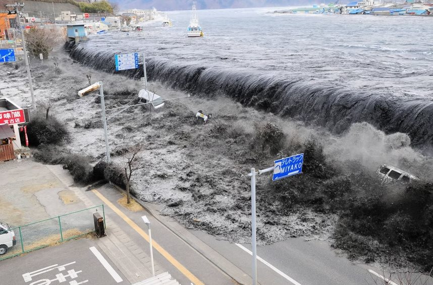 Nhìn lại ‘thảm họa kép’ tàn phá nước Nhật đúng 13 năm trước: Nhà cửa đổ sập, đường sá nứt toác, hơn 22.000 người thiệt mạng- Ảnh 1.