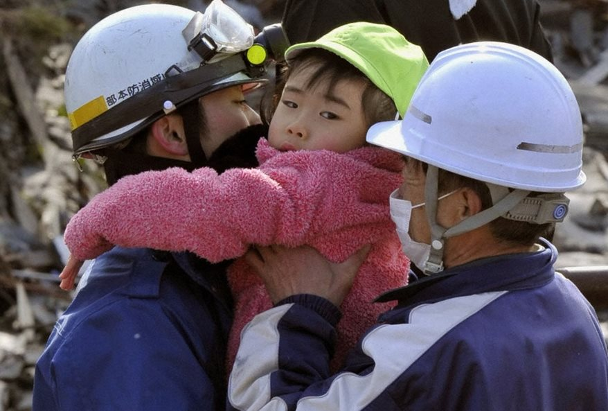Nhìn lại ‘thảm họa kép’ tàn phá nước Nhật đúng 13 năm trước: Nhà cửa đổ sập, đường sá nứt toác, hơn 22.000 người thiệt mạng- Ảnh 14.