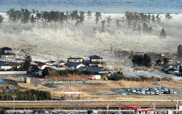 Nhìn lại ‘thảm họa kép’ tàn phá nước Nhật đúng 13 năm trước: Nhà cửa đổ sập, đường sá nứt toác, hơn 22.000 người thiệt mạng- Ảnh 3.