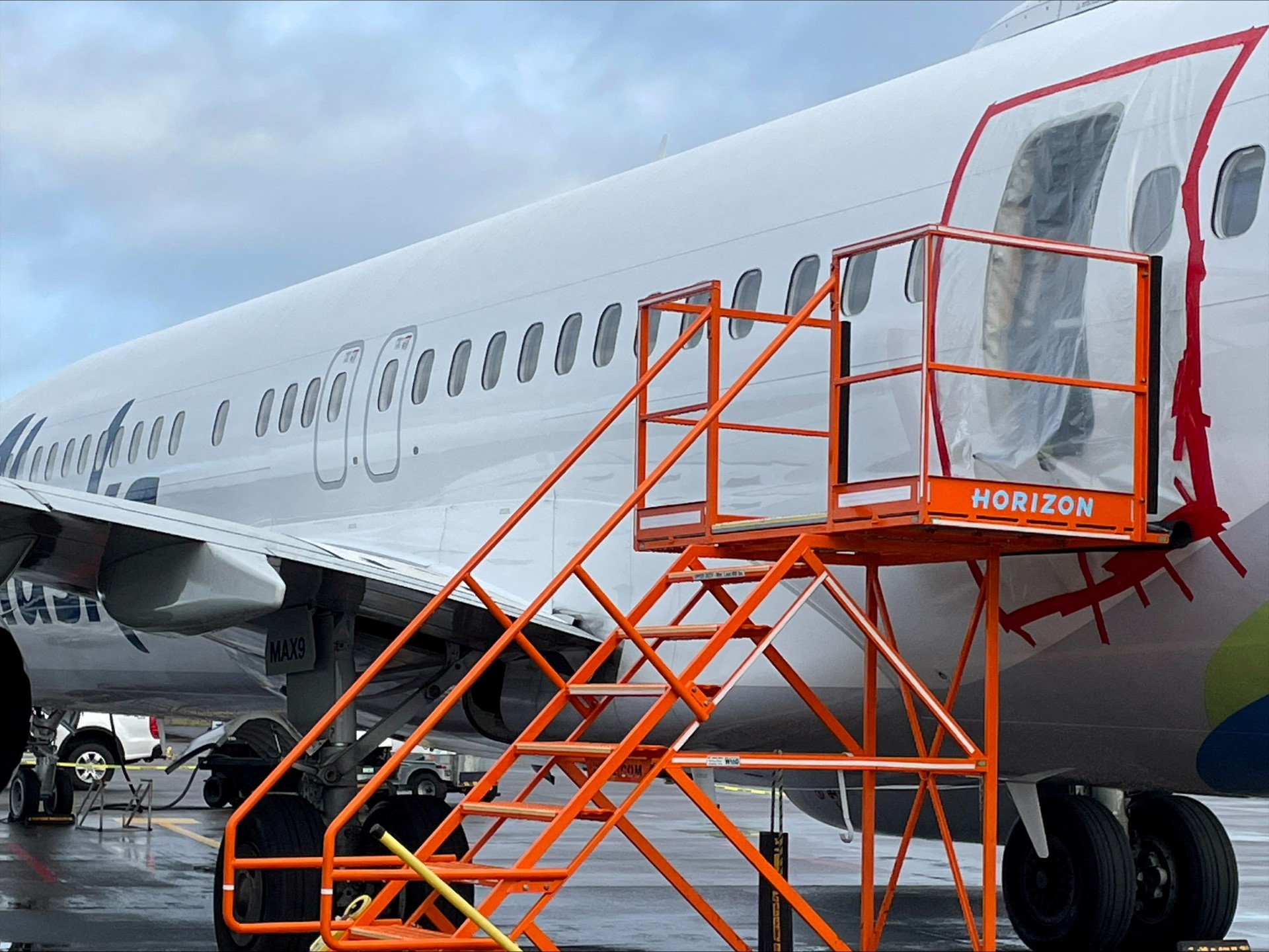 Chiếc Boeing 737 MAX 9 bị bung mảng thân của Alaska Airlines sau khi hạ cánh khẩn cấp tại TP Porland, bang Oregon - Mỹ hồi tháng 1 Ảnh: REUTERS