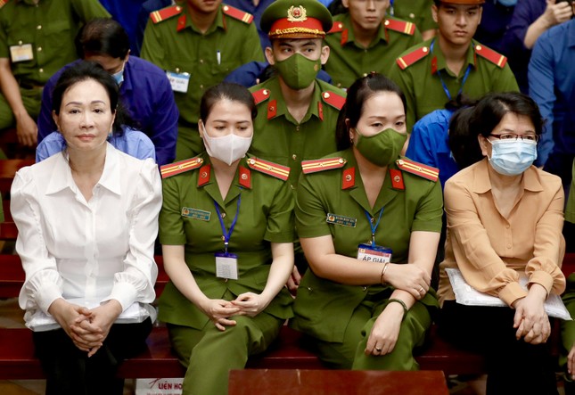 Bà Trương Mỹ Lan một mực phủ nhận việc chỉ đạo đưa hối lộ 5,2 triệu USD cho nữ cục trưởng- Ảnh 1.