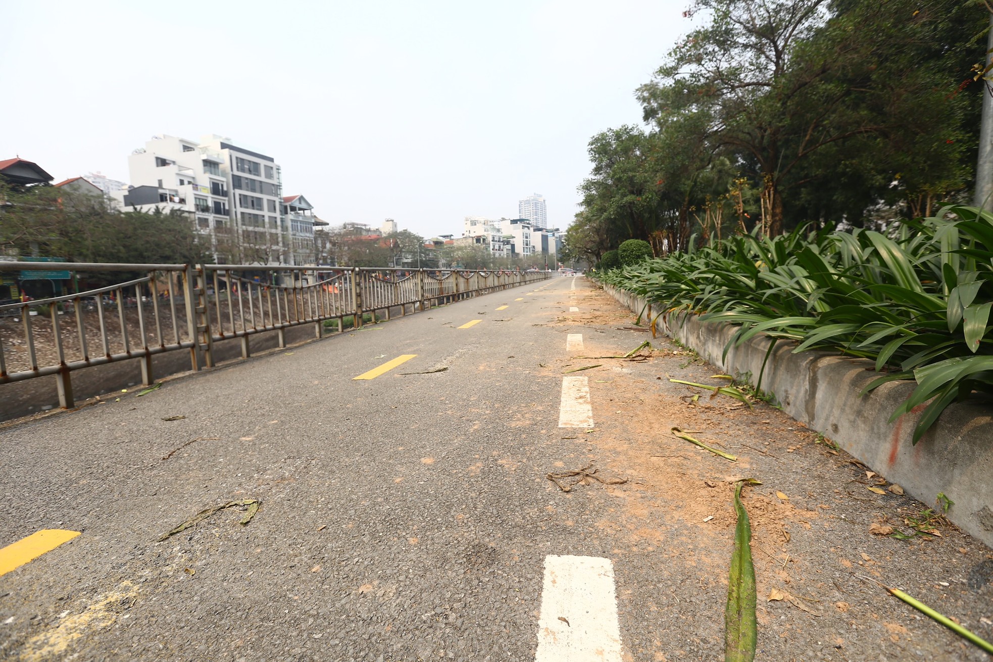 Đường dành riêng cho xe đạp ở Hà Nội vắng hoe sau một tháng- Ảnh 9.