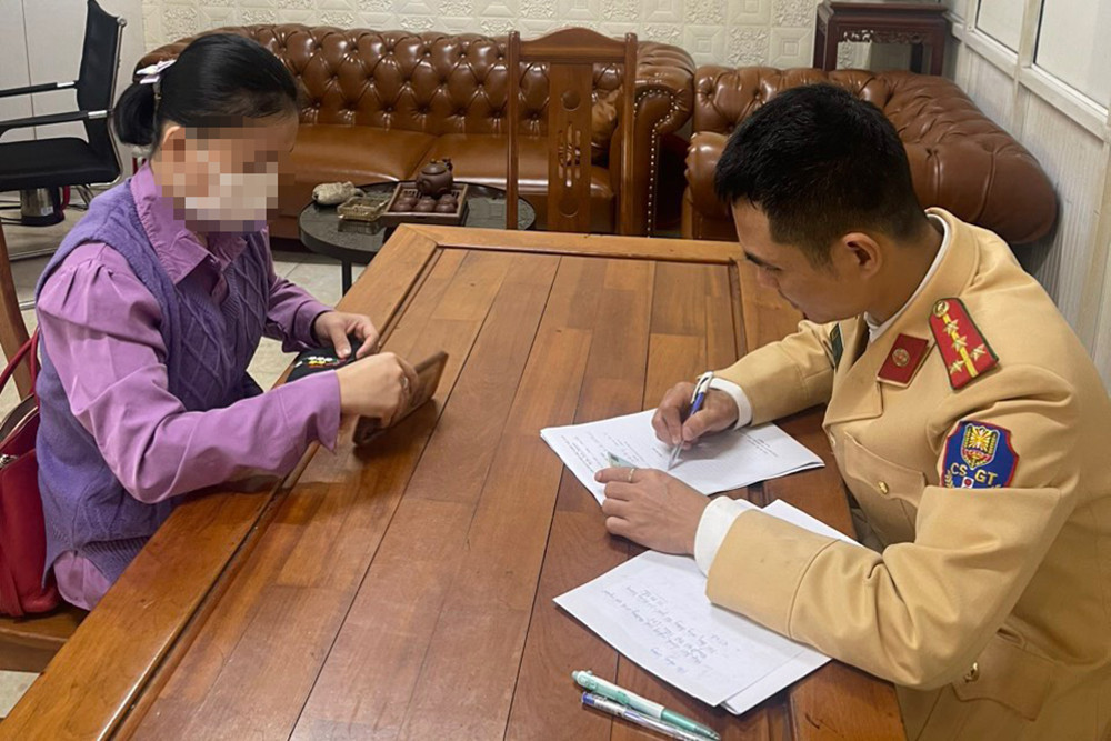 Chủ tịch TP Hà Nội ra quyết định xử phạt nữ tài xế vi phạm nồng độ cồn tại đường Trần Cung- Ảnh 2.