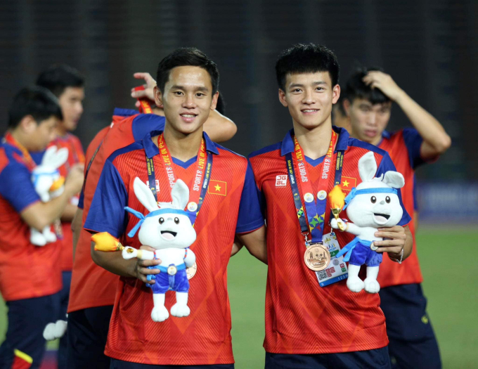 Top 5 cầu thủ đẹp trai nhất đội tuyển Việt Nam: Vị trí số 1 vừa điển trai lại còn giàu- Ảnh 3.