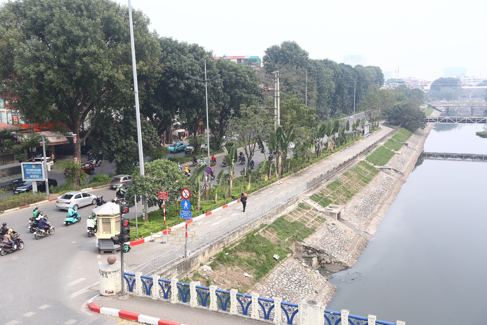 Đường dành riêng cho xe đạp ở Hà Nội vắng hoe sau một tháng- Ảnh 18.