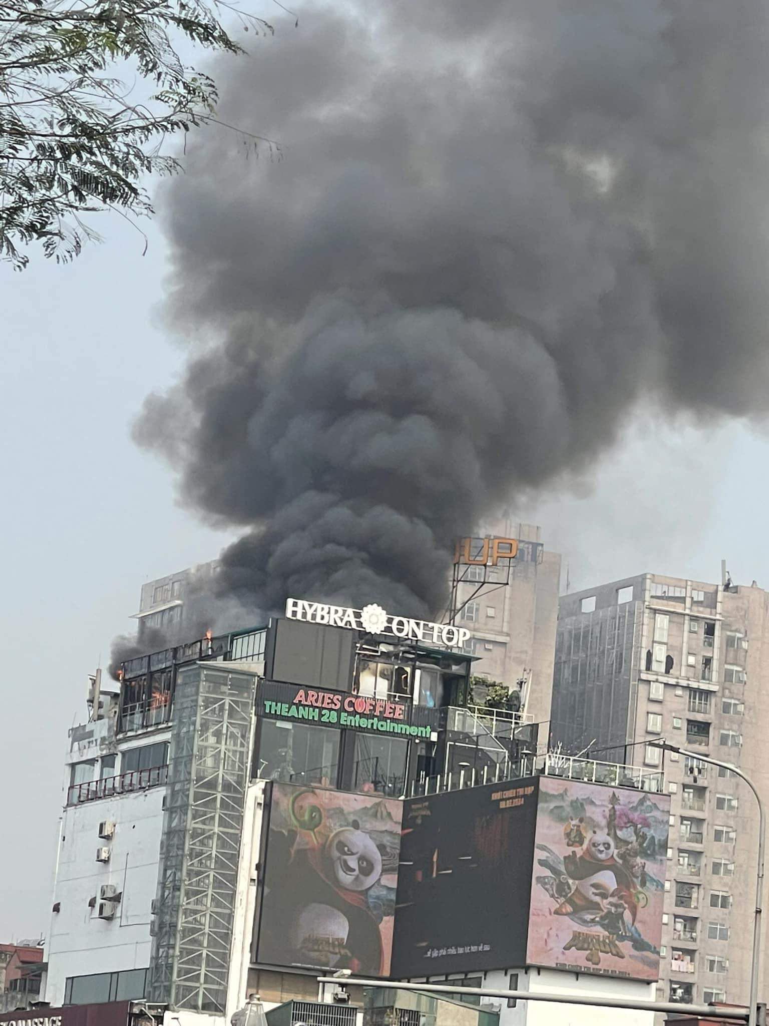 Nóng: Cháy lớn ở Hà Nội, khói đen bốc lên mù mịt từ nóc trung tâm thương mại OCD- Ảnh 1.
