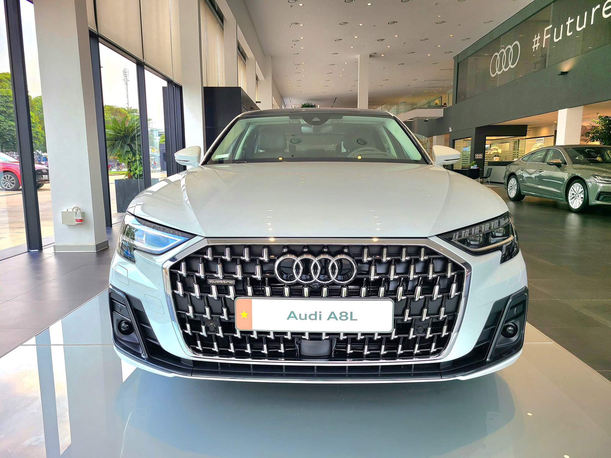 Audi A8L giảm giá chưa từng thấy tại đại lý: Khởi điểm 4,1 tỷ, sản xuất 2022, rẻ hơn hẳn 7-Series và S-Class- Ảnh 1.