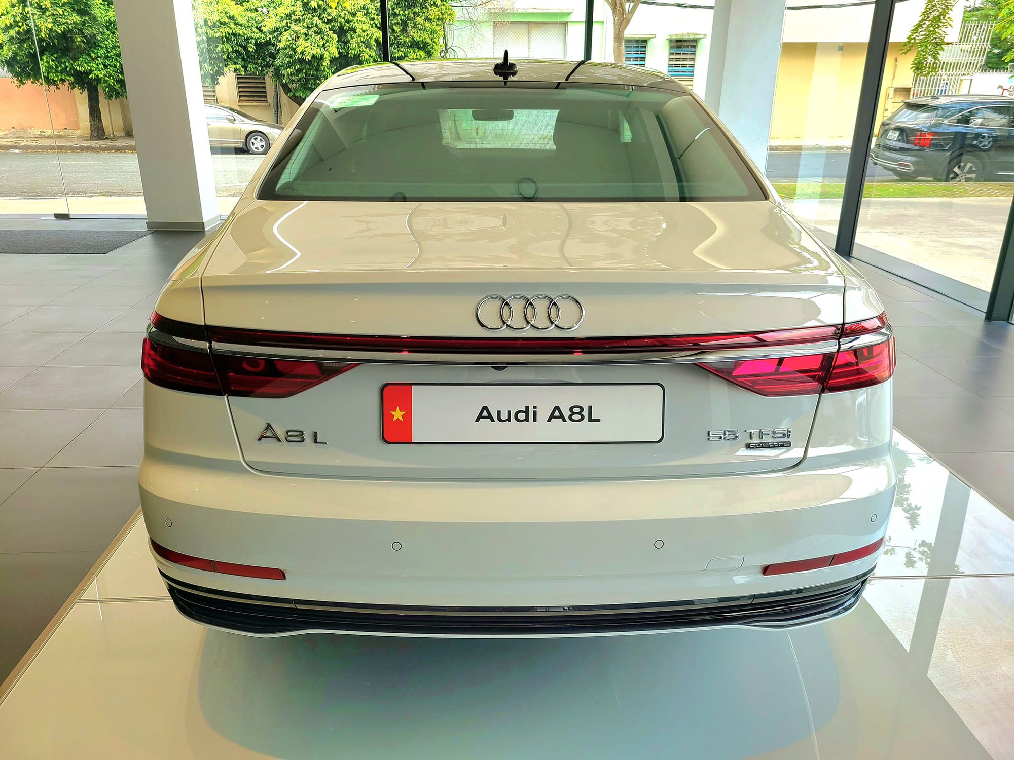 Audi A8L giảm giá chưa từng thấy tại đại lý: Khởi điểm 4,1 tỷ, sản xuất 2022, rẻ hơn hẳn 7-Series và S-Class- Ảnh 5.