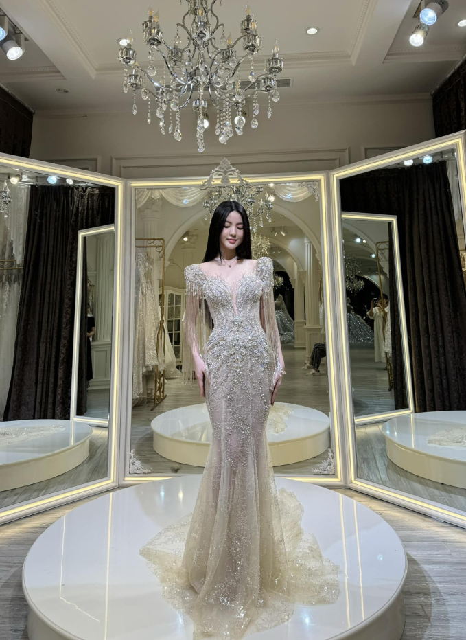 Chu Thanh Huyền khoe vóc dáng nuột nà trong váy cưới lấp lánh, sẵn sàng làm cô dâu của Quang Hải vào cuối tháng này- Ảnh 1.