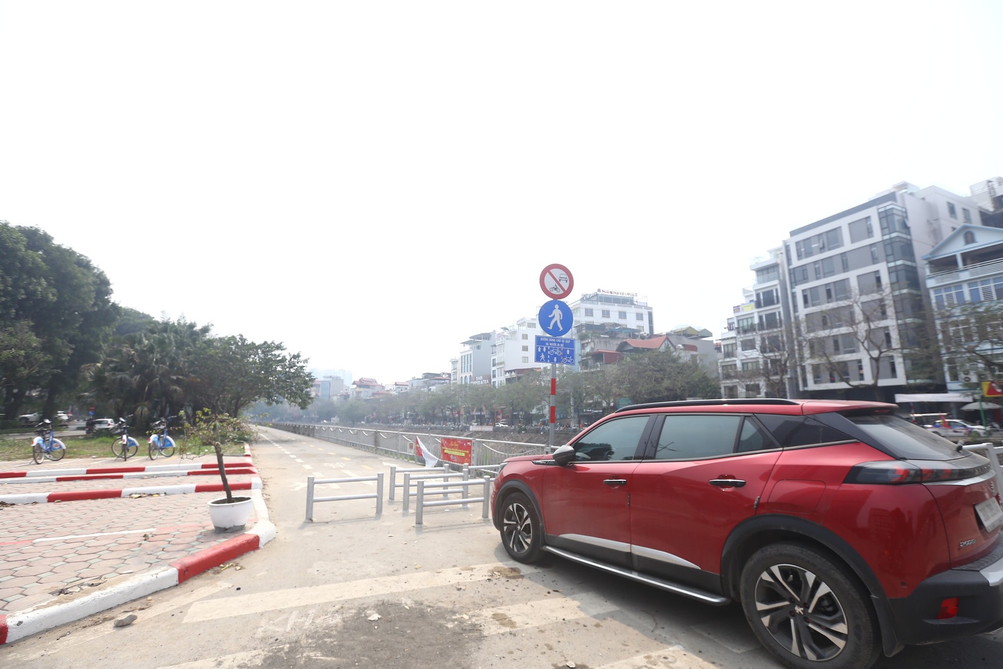 Đường dành riêng cho xe đạp ở Hà Nội vắng hoe sau một tháng- Ảnh 12.