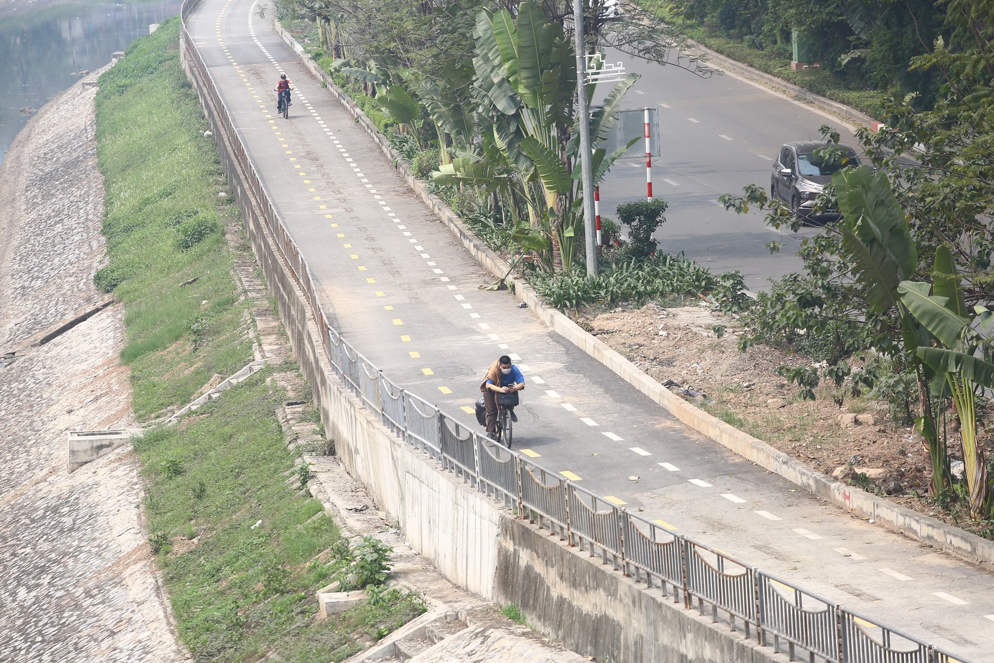 Đường dành riêng cho xe đạp ở Hà Nội vắng hoe sau một tháng- Ảnh 5.