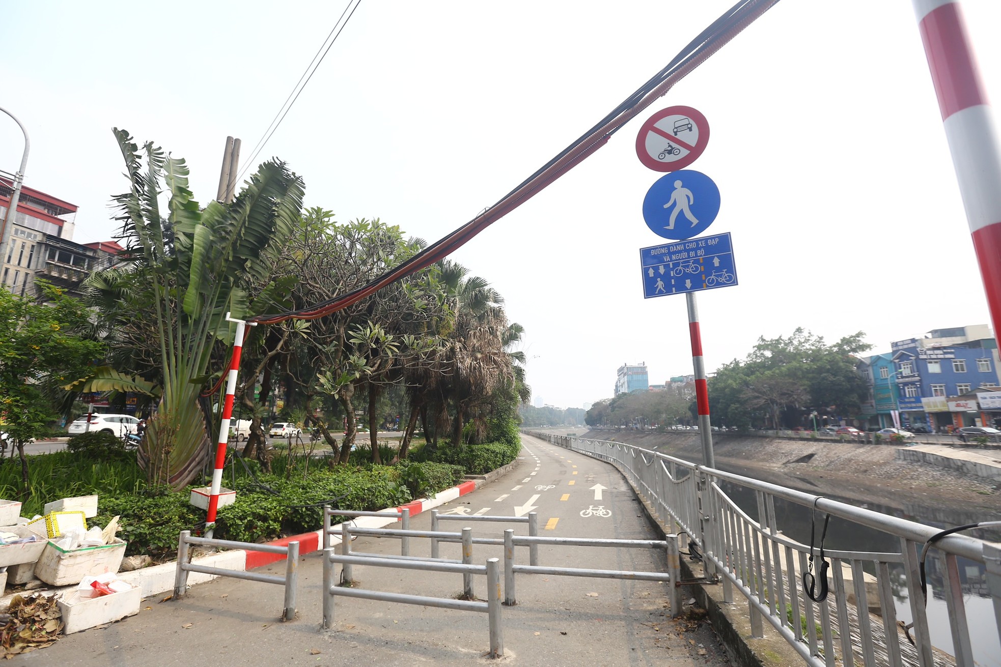 Đường dành riêng cho xe đạp ở Hà Nội vắng hoe sau một tháng- Ảnh 15.
