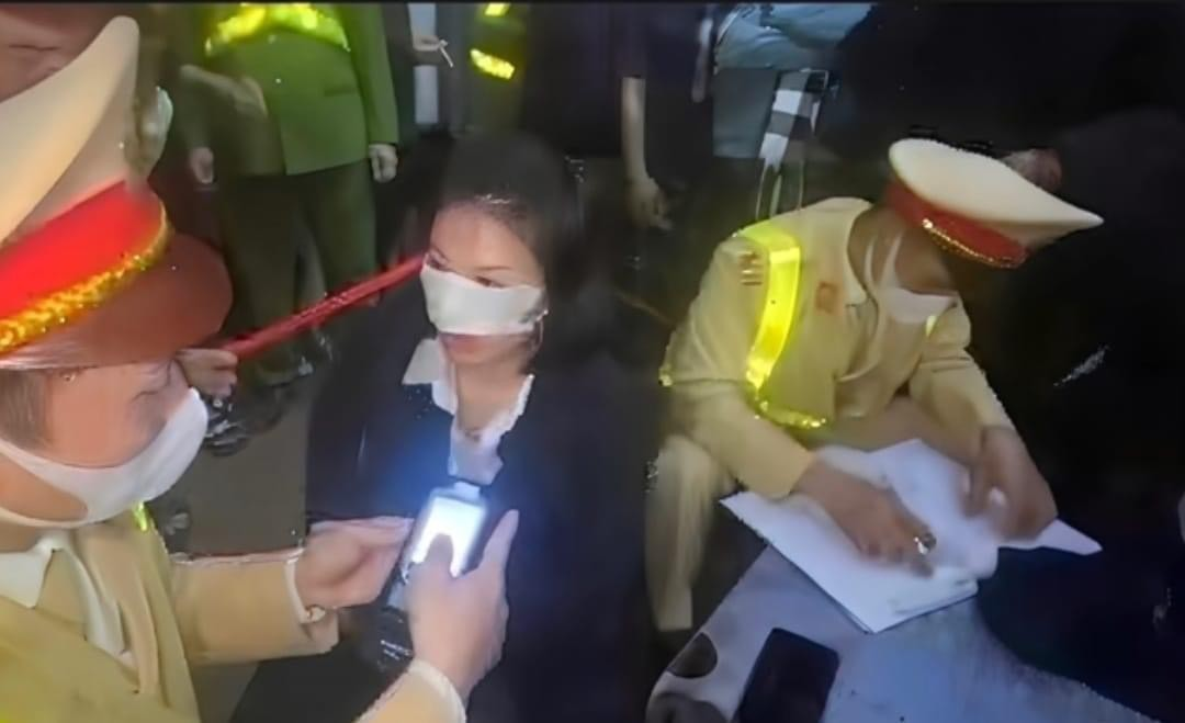 Chủ tịch TP Hà Nội ra quyết định xử phạt nữ tài xế vi phạm nồng độ cồn tại đường Trần Cung- Ảnh 1.