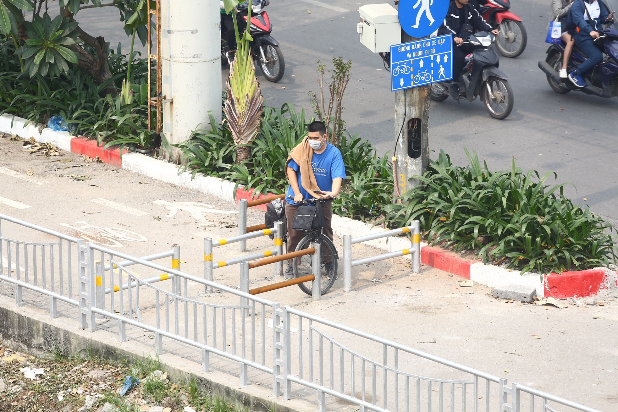 Đường dành riêng cho xe đạp ở Hà Nội vắng hoe sau một tháng- Ảnh 6.
