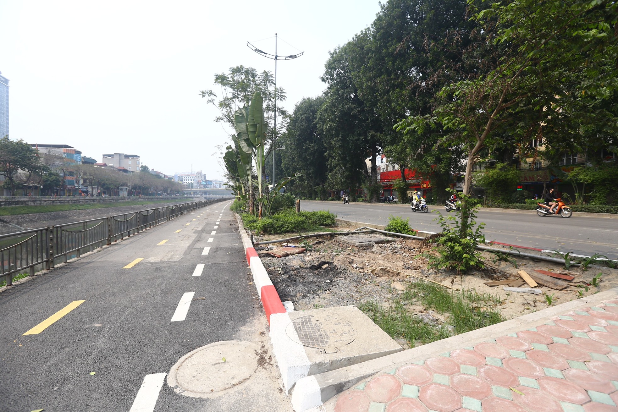 Đường dành riêng cho xe đạp ở Hà Nội vắng hoe sau một tháng- Ảnh 16.