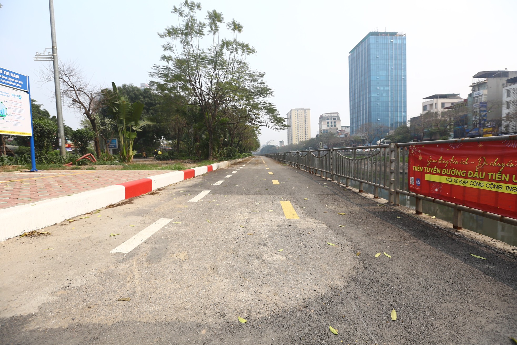 Đường dành riêng cho xe đạp ở Hà Nội vắng hoe sau một tháng- Ảnh 17.