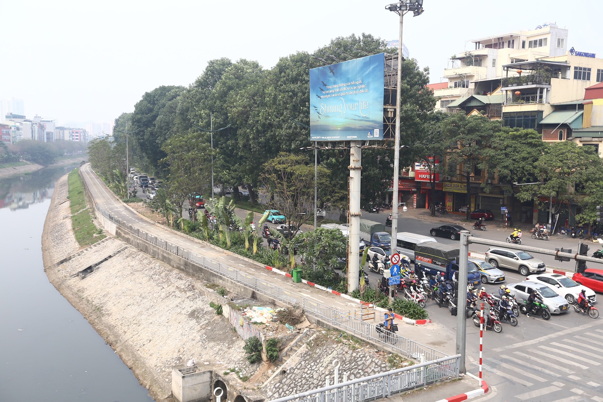 Đường dành riêng cho xe đạp ở Hà Nội vắng hoe sau một tháng- Ảnh 3.