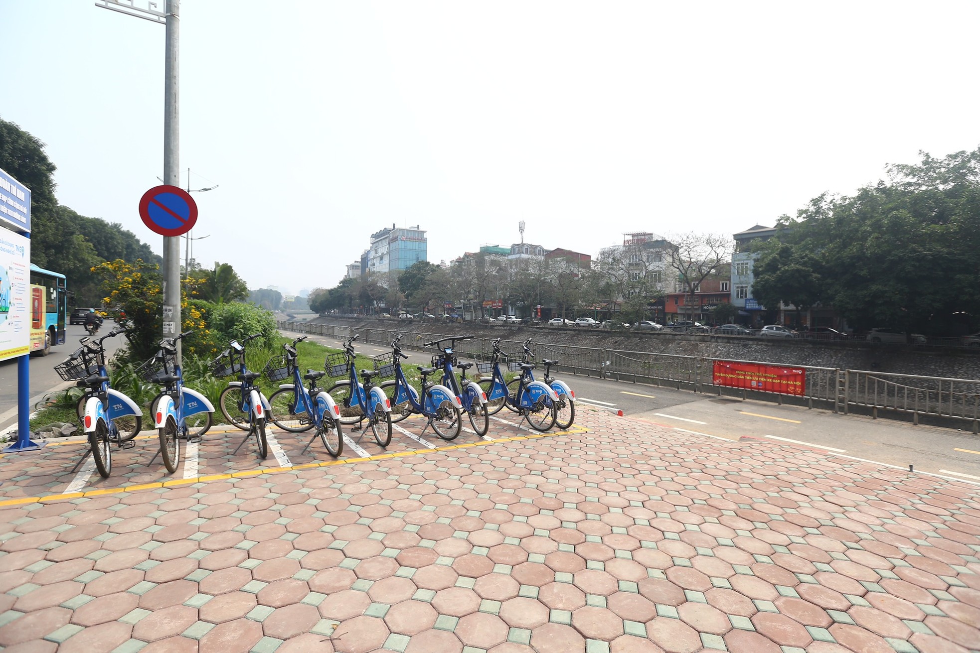 Đường dành riêng cho xe đạp ở Hà Nội vắng hoe sau một tháng- Ảnh 11.