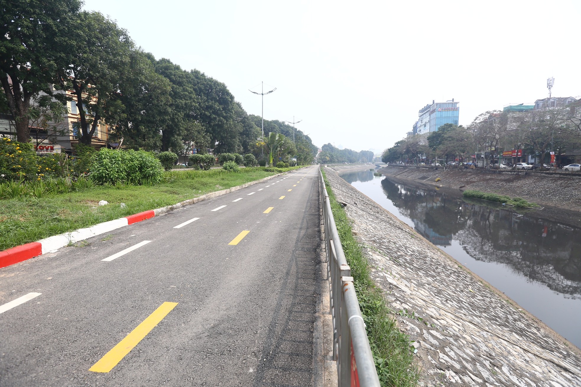 Đường dành riêng cho xe đạp ở Hà Nội vắng hoe sau một tháng- Ảnh 14.