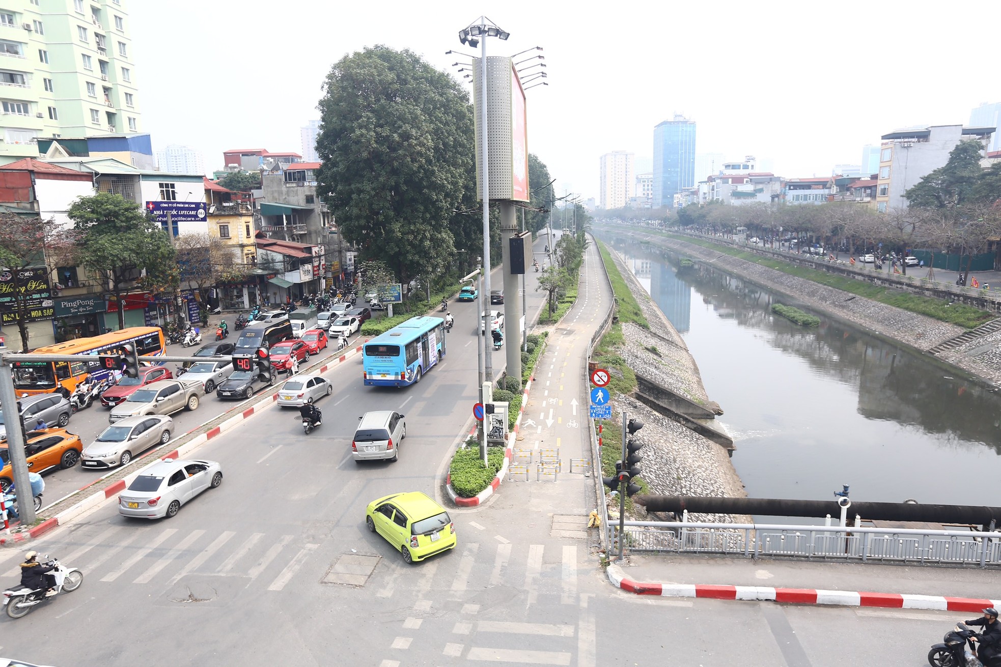 Đường dành riêng cho xe đạp ở Hà Nội vắng hoe sau một tháng- Ảnh 1.