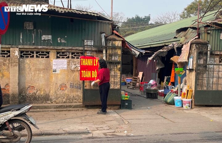 Hà Nội: Chợ Mai Động di dời gấp, tiểu thương cuống cuồng xả hàng với giá rẻ bèo- Ảnh 3.