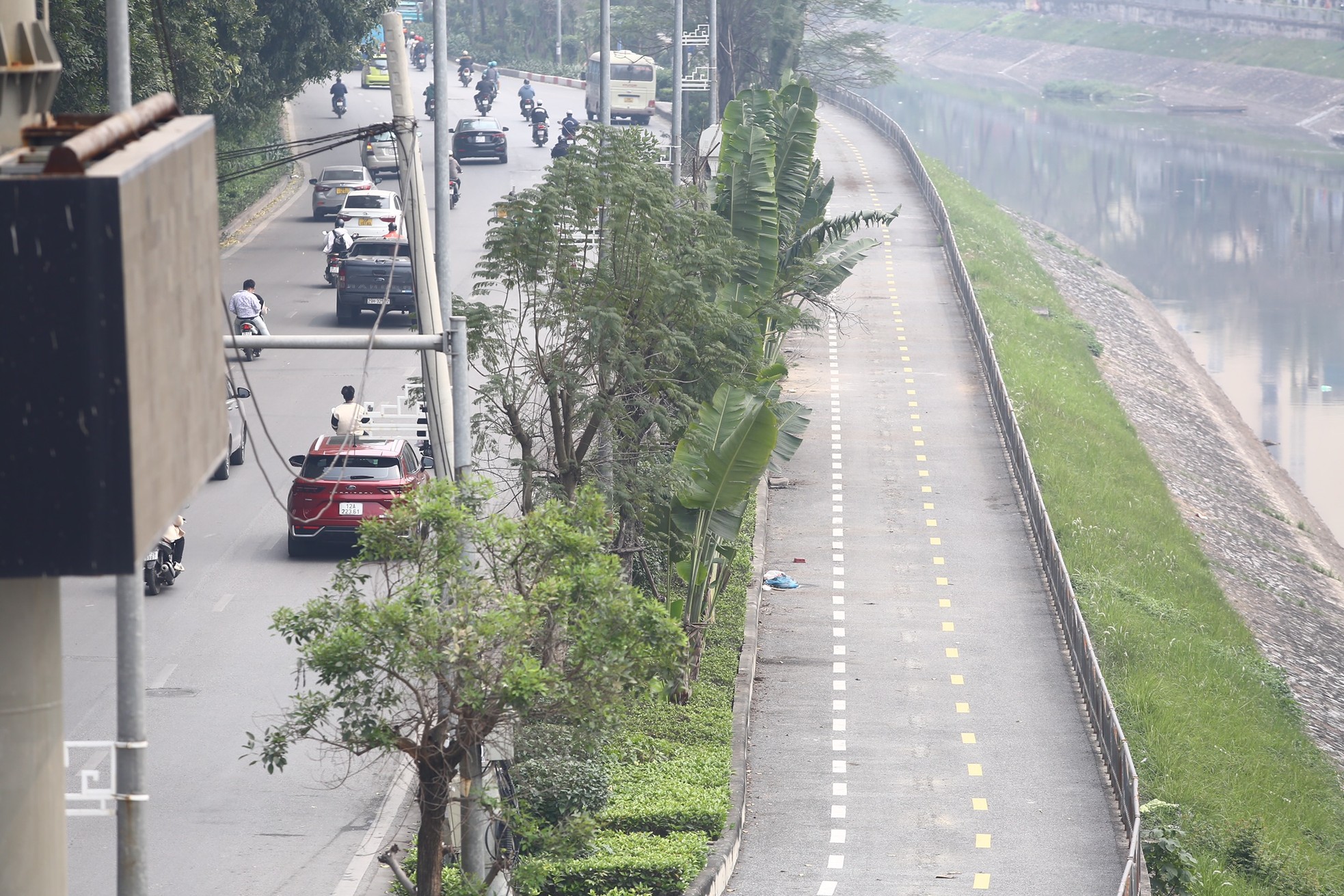 Đường dành riêng cho xe đạp ở Hà Nội vắng hoe sau một tháng- Ảnh 2.