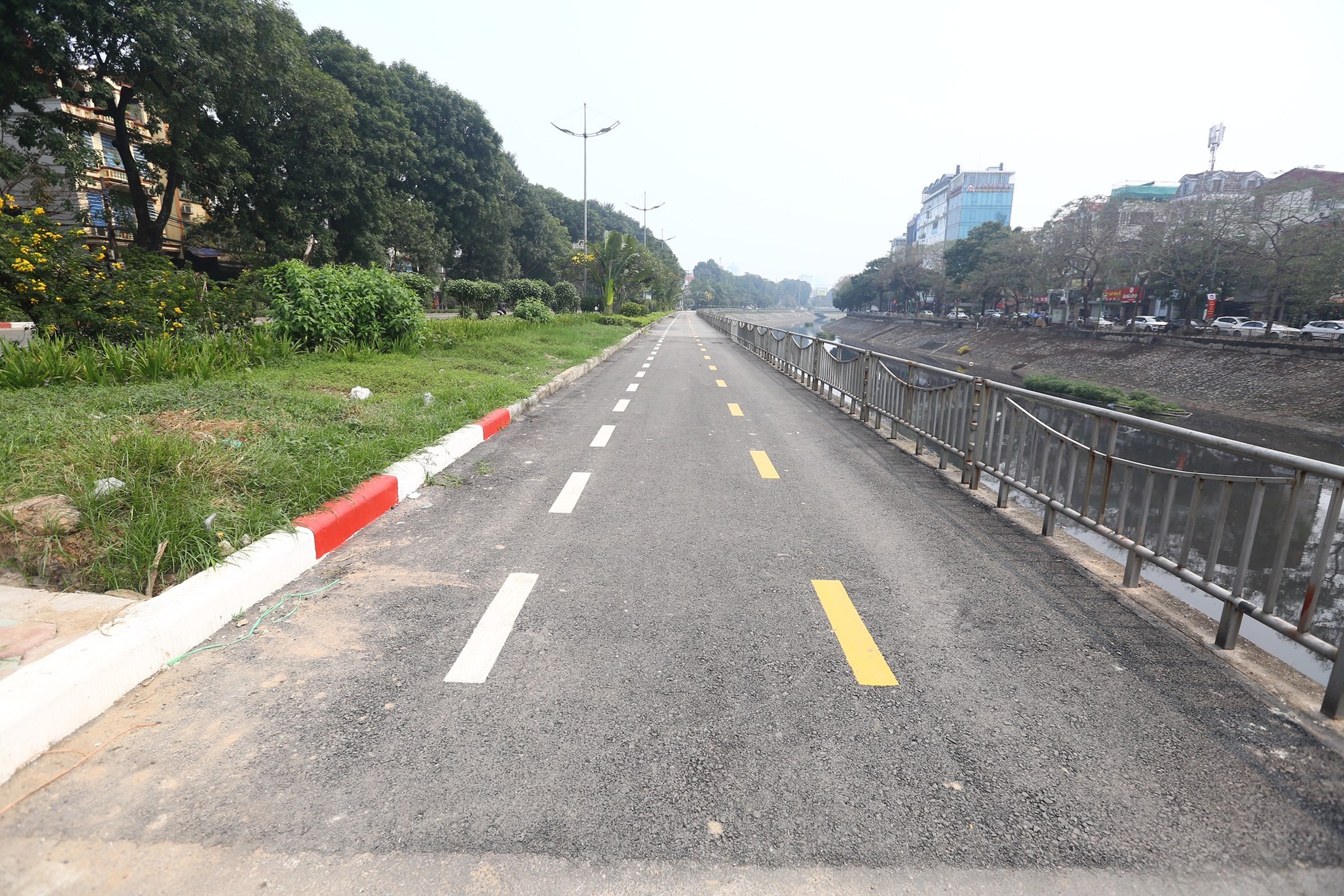 Đường dành riêng cho xe đạp ở Hà Nội vắng hoe sau một tháng- Ảnh 10.