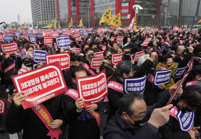 Khủng hoảng y tế tại Hàn Quốc sau 22 ngày: Giáo sư y khoa 