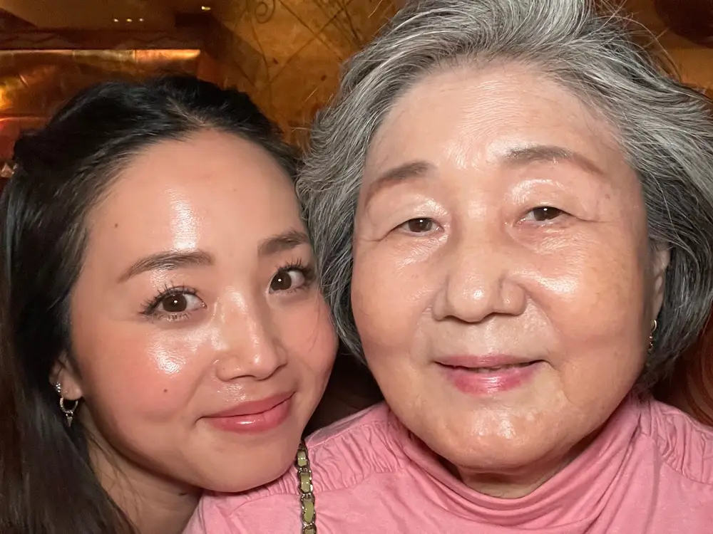 Cụ bà 80 tuổi có làn da gần như không nếp nhăn, chế độ chăm sóc da của bà luôn đủ 3 việc- Ảnh 1.
