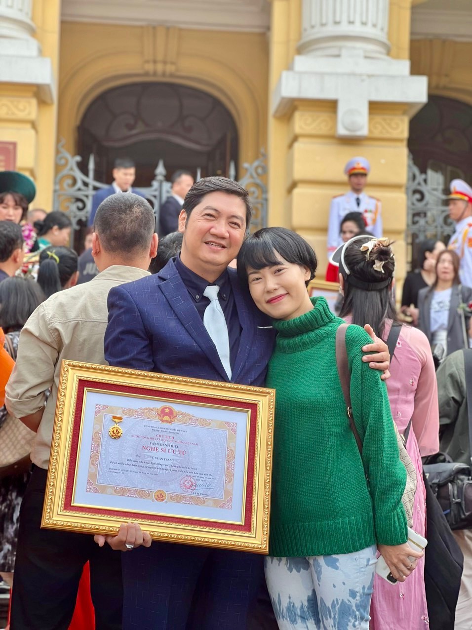 Vũ Xuân Trang nhận danh hiệu NSƯT sau 20 năm phấn đấu: Vợ bật khóc, học trò “hộ tống