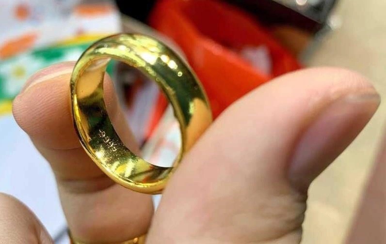 Vàng nhẫn trơn sáng 13/3 đột ngột rớt giá mạnh- Ảnh 1. Vàng nhẫn trơn sáng 13/3 đột ngột rớt giá mạnh- Ảnh 1.
