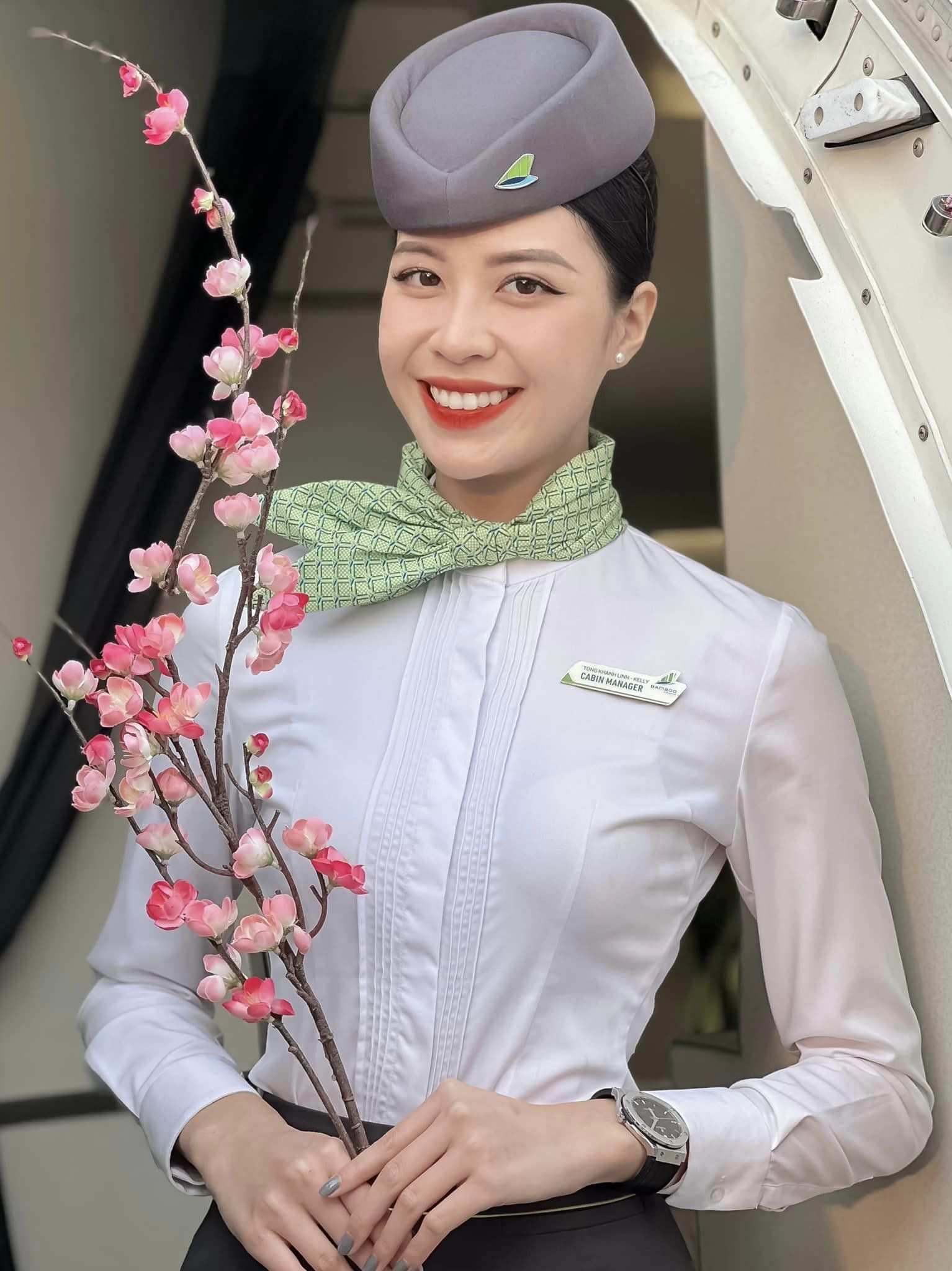 Cô gái Đắk Lắk là tiếp viên trưởng trẻ nhất hãng bay, tiết lộ thu nhập không như nhiều người nghĩ- Ảnh 1.