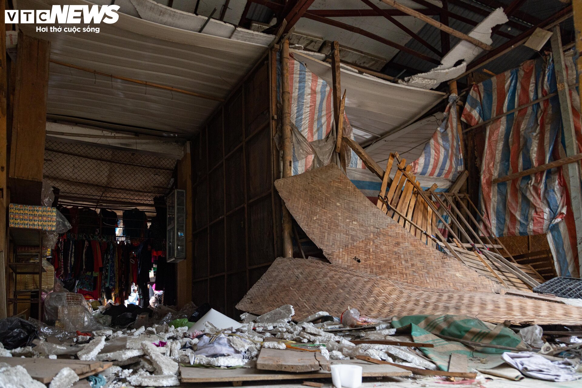 Cảnh ngổn ngang, tan hoang trong chợ Mai Động chờ ngày bị 'khai tử'- Ảnh 2.