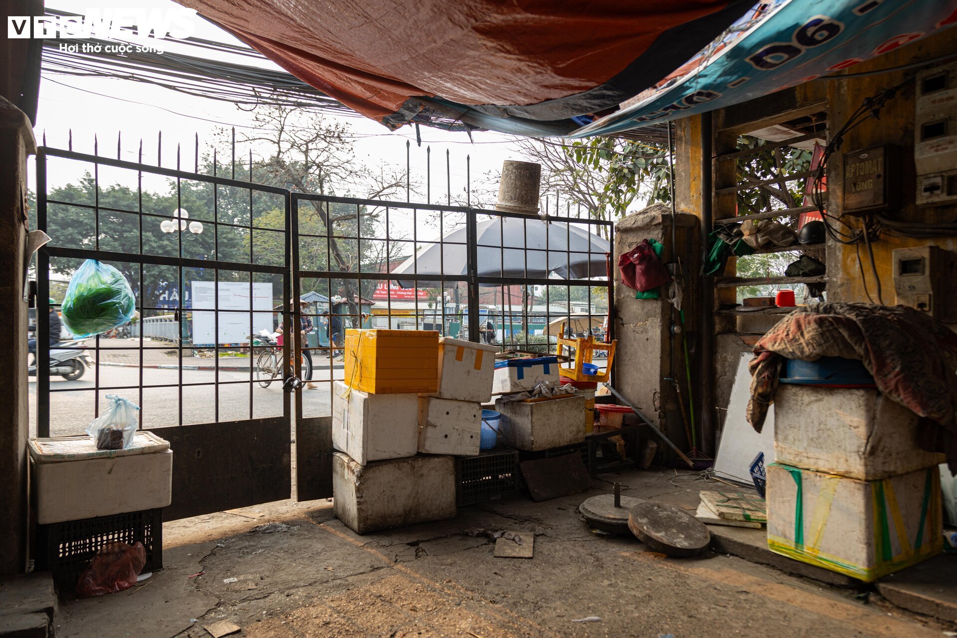 Cảnh ngổn ngang, tan hoang trong chợ Mai Động chờ ngày bị 'khai tử'- Ảnh 21.