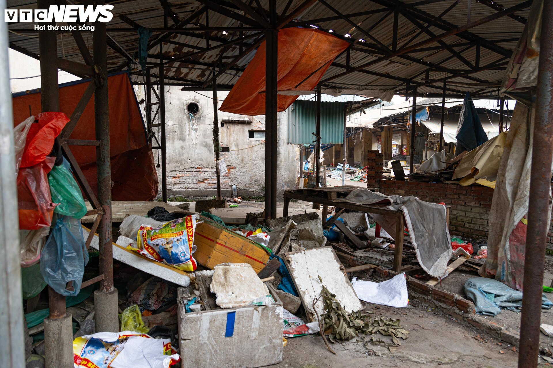 Cảnh ngổn ngang, tan hoang trong chợ Mai Động chờ ngày bị 'khai tử'- Ảnh 15.