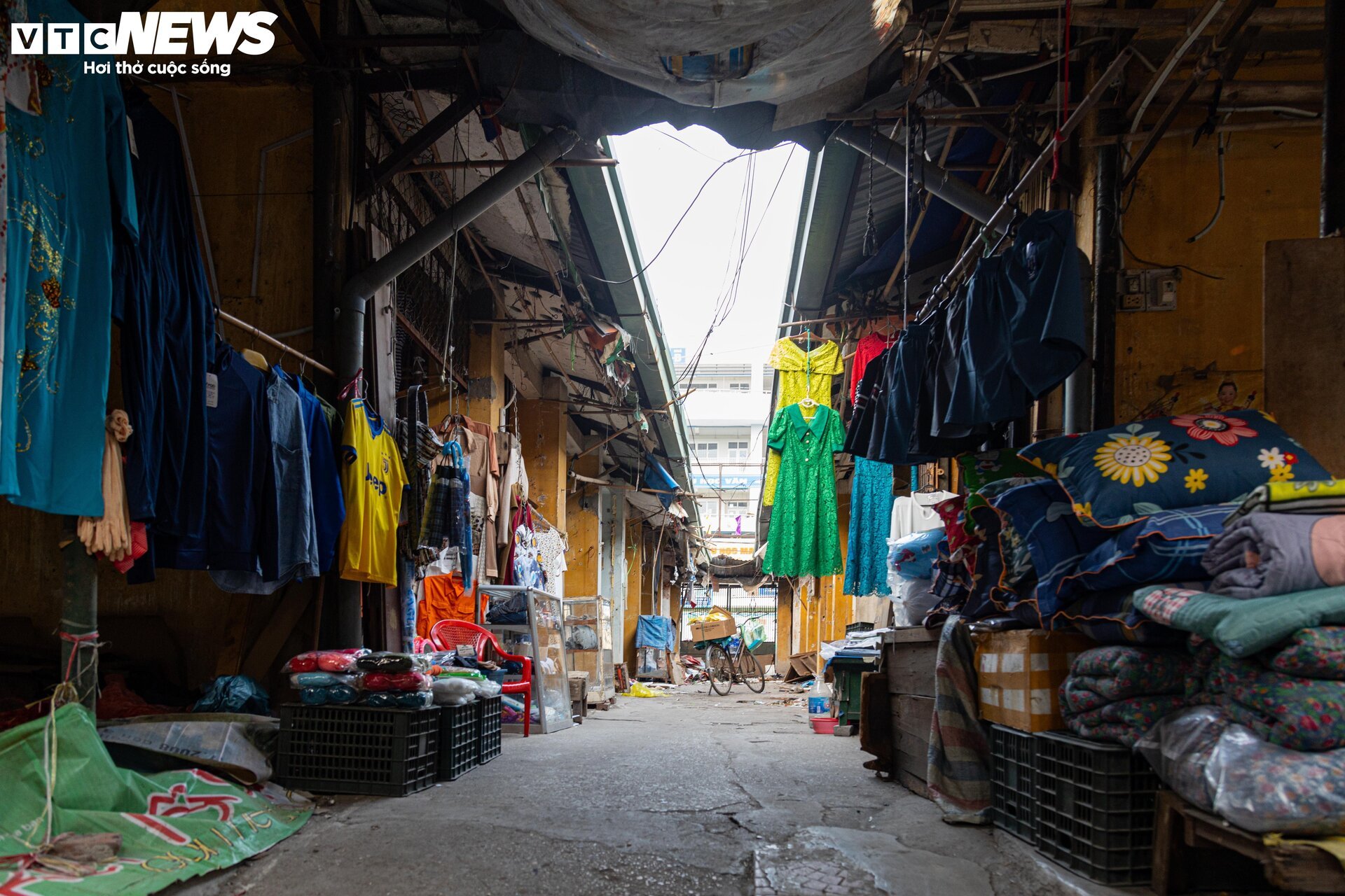 Cảnh ngổn ngang, tan hoang trong chợ Mai Động chờ ngày bị 'khai tử'- Ảnh 13.