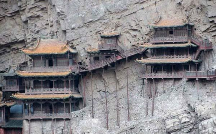 'Ngôi chùa nguy hiểm nhất Trung Quốc' cheo leo trên vách núi hơn 1.500 năm- Ảnh 1.