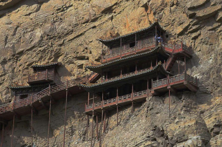 'Ngôi chùa nguy hiểm nhất Trung Quốc' cheo leo trên vách núi hơn 1.500 năm- Ảnh 2.