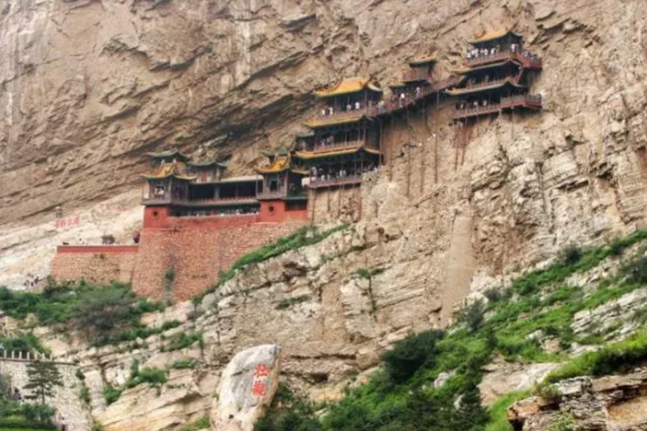 'Ngôi chùa nguy hiểm nhất Trung Quốc' cheo leo trên vách núi hơn 1.500 năm- Ảnh 3.