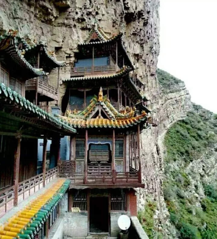 'Ngôi chùa nguy hiểm nhất Trung Quốc' cheo leo trên vách núi hơn 1.500 năm- Ảnh 8.
