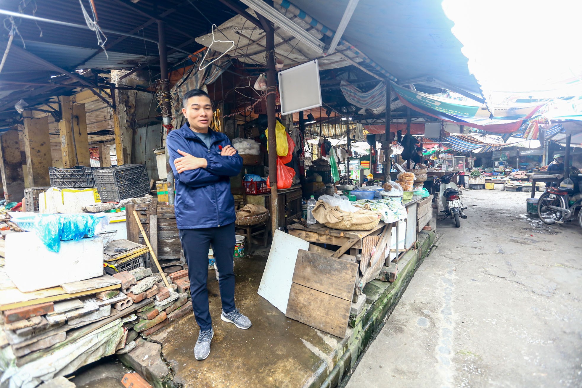Hà Nội: Chợ Mai Động đóng cửa đột ngột, tiểu thương giảm giá 90% để thanh lý hàng- Ảnh 6.