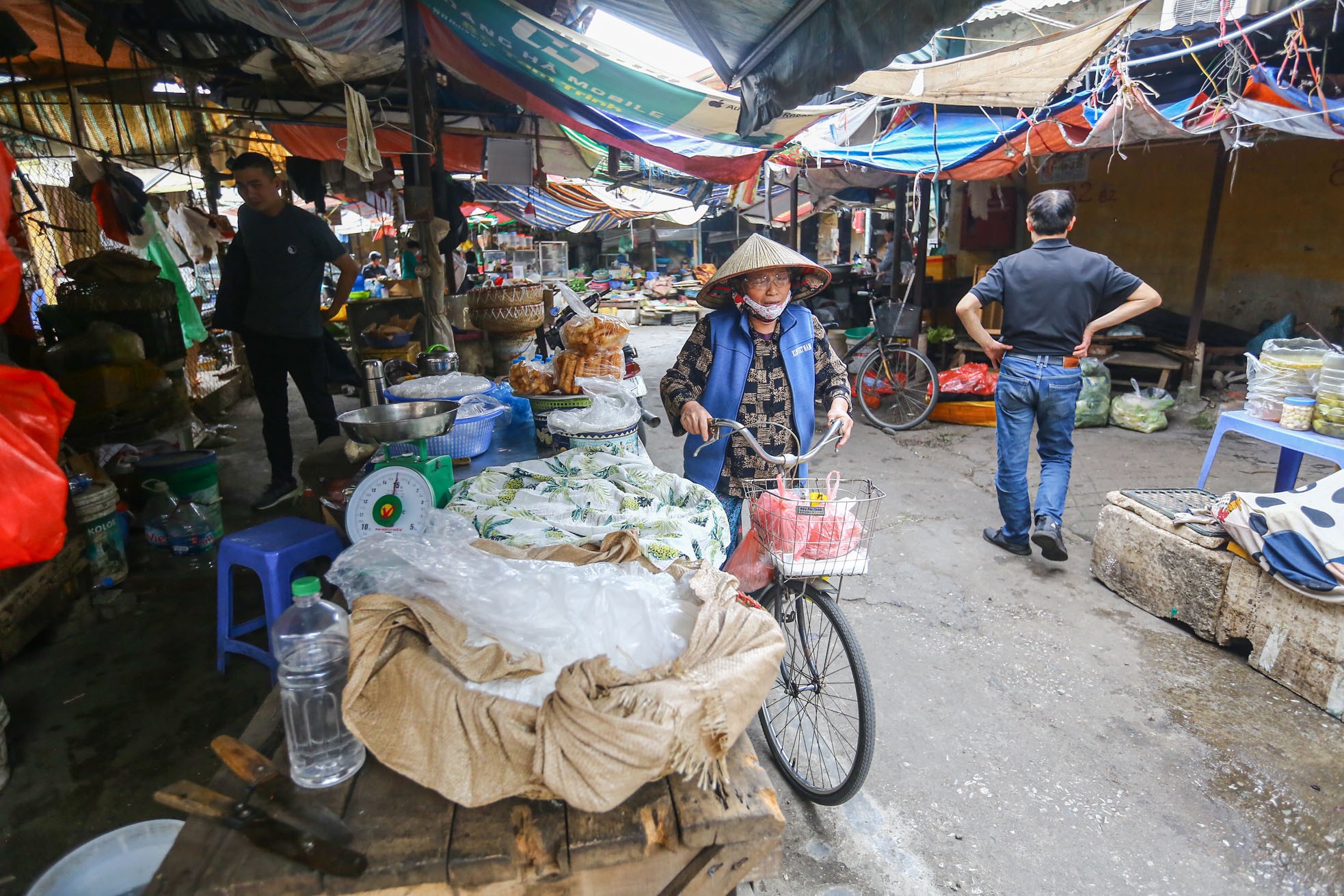 Hà Nội: Chợ Mai Động đóng cửa đột ngột, tiểu thương giảm giá 90% để thanh lý hàng- Ảnh 7.